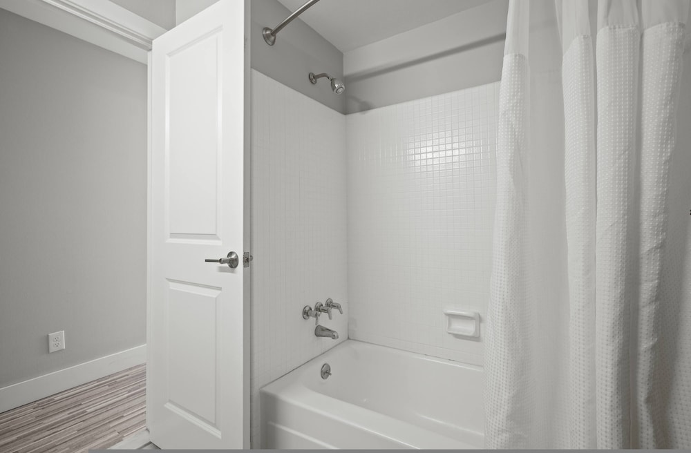 Spacious 2BR 2BA Apartment in the City
