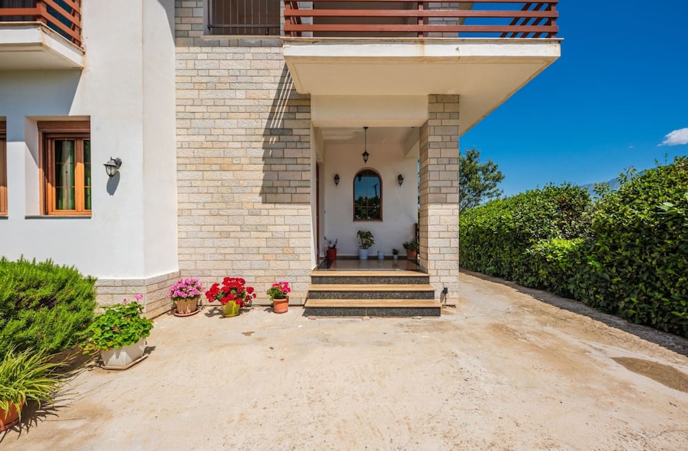 Charming Townhouse With Stunning Views