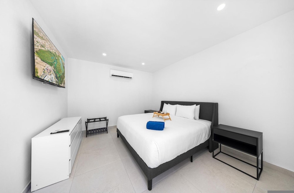 Brand NEW Villa Central Location Private Pool