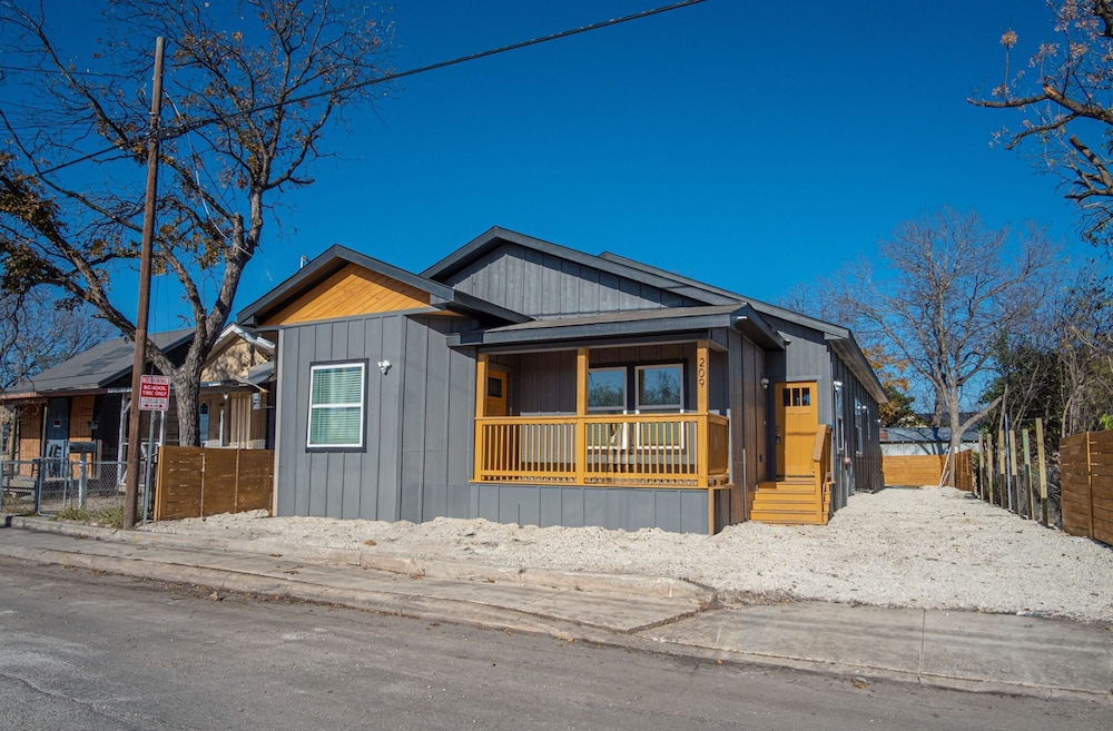 Blissful 5BR 3BA Haven Near Riverwalk Downtown