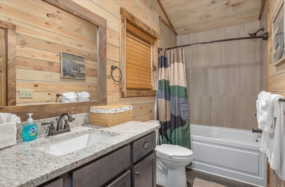 Lux Cabin Smoky Mtn View Dog Friendly Hot Tub