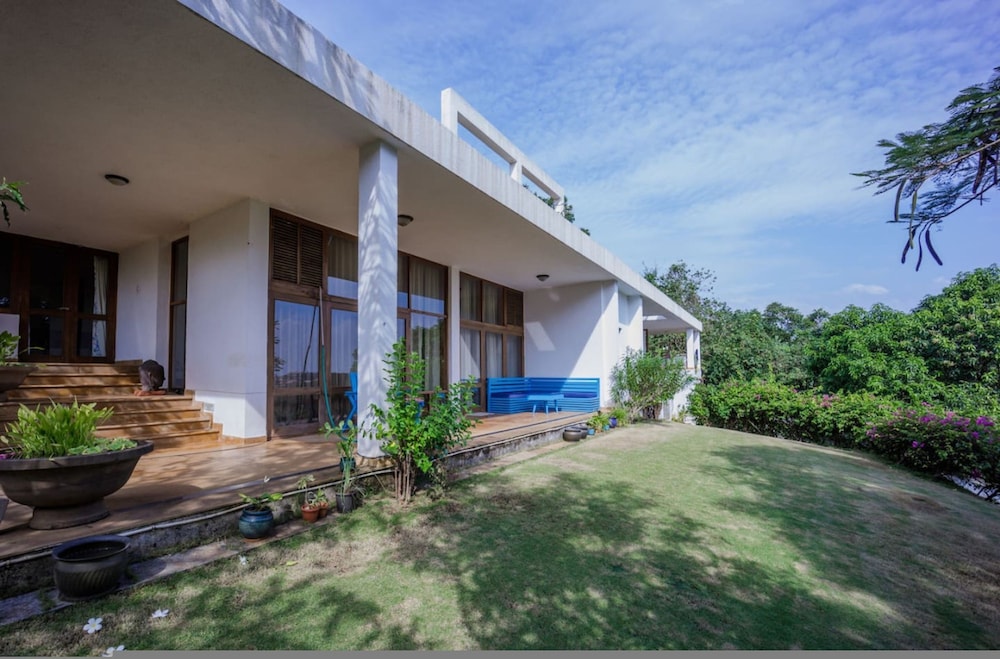 Stunning Hilltop 3BR Villa w Pool and River View