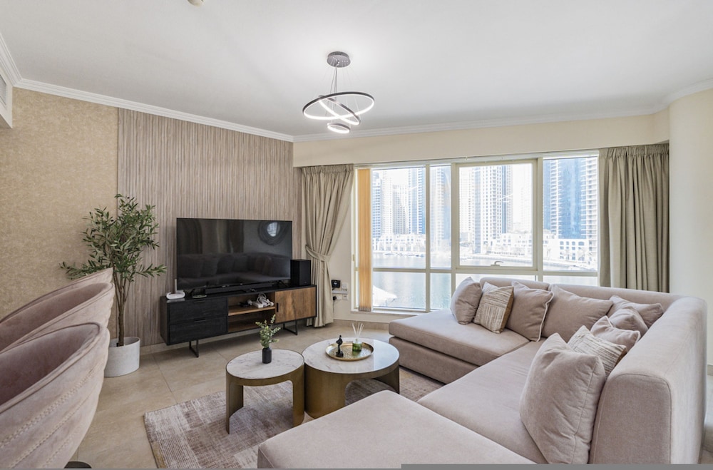 Luxurious Waterfront Stay at Al Majara Dubai Marina