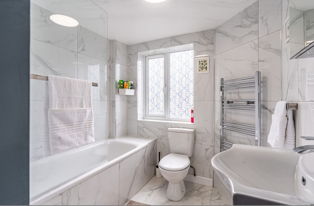 Spacious 2BR Maisonette 2 Baths Huge Lounge
