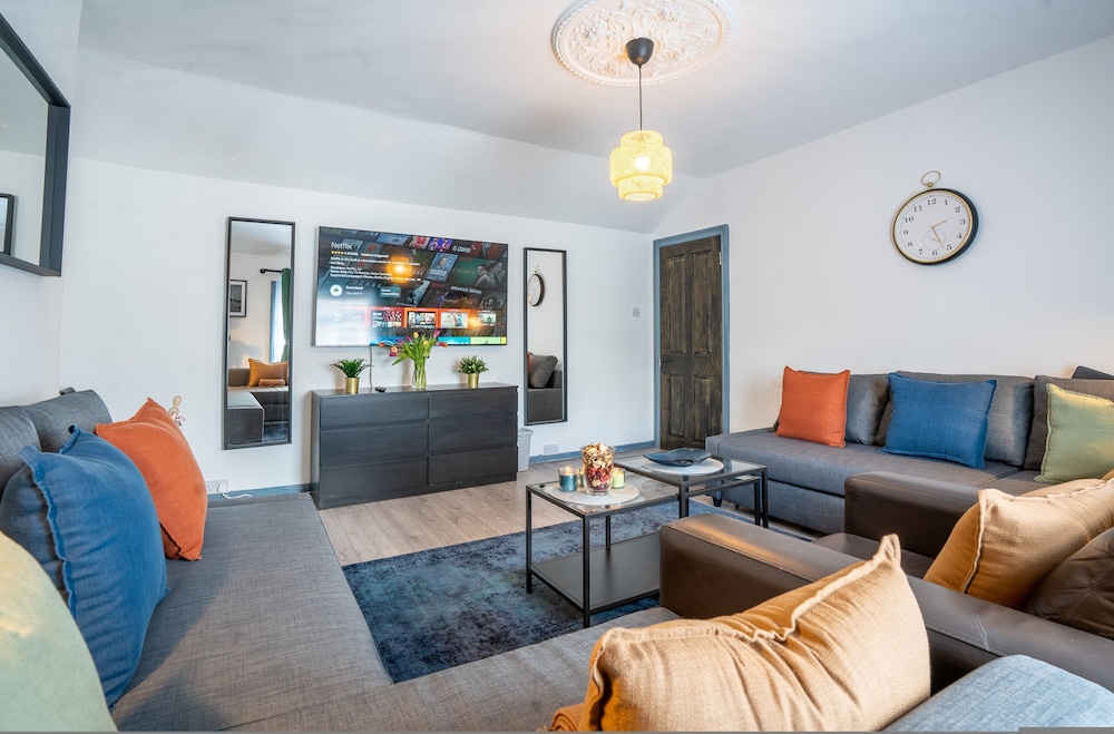 Spacious 2BR Maisonette 2 Baths Huge Lounge