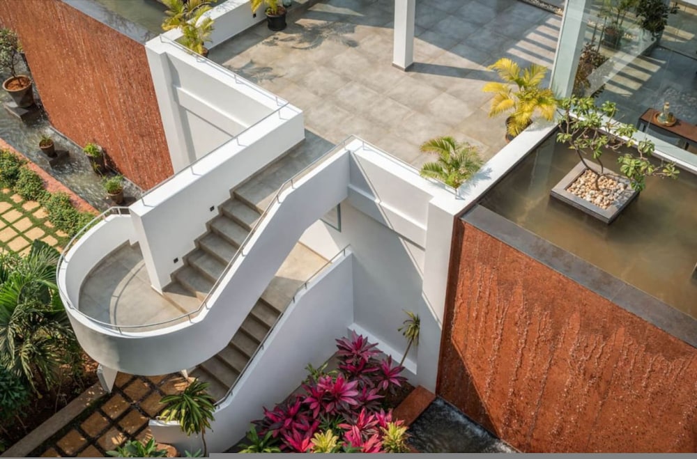 Modern 2bhk w Rooftop Pool 10 Mins Drive to Beach