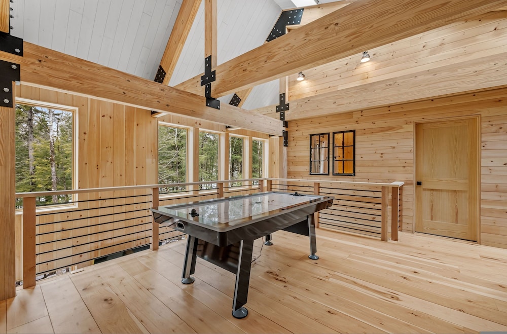 Ski Cabin w Hot Tub Gas Fireplace Near Cranmore