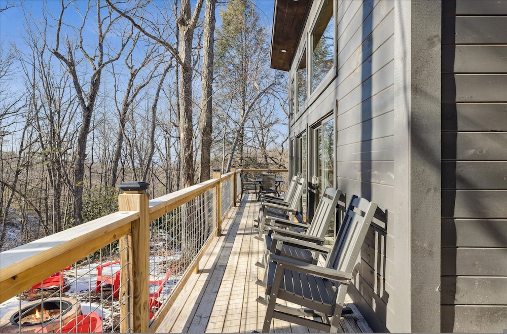 Brand New Cabin w Fire Pit Hot Tub Gameroom