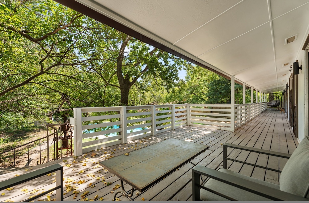 Family Home w Pool-hot Tub-large Yard-pool Table