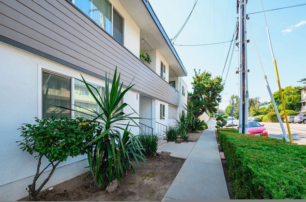 Foothills Oasis w Private Balcony Free Parking 3