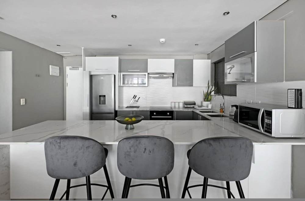 Modern 3-bed Apt Designer Touch Mountain Views