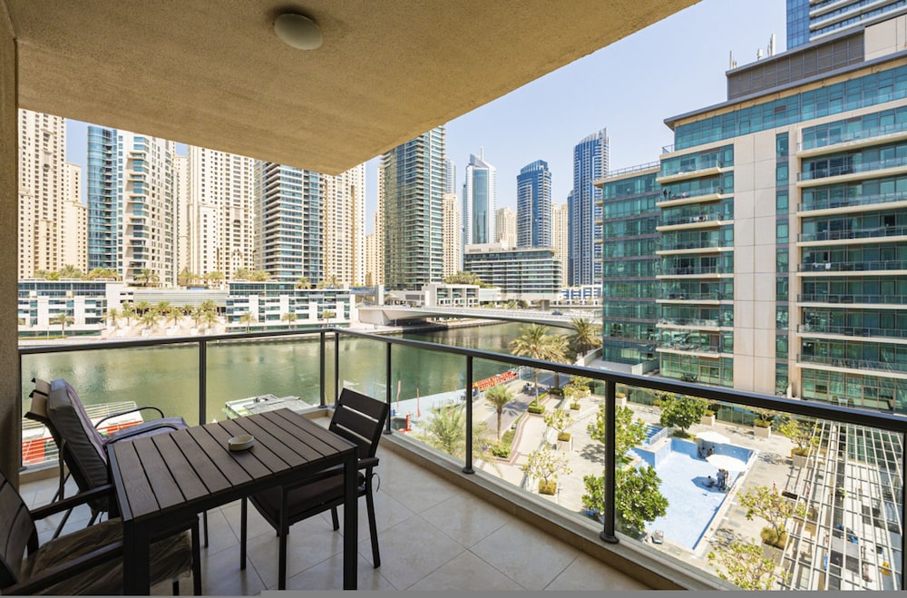 Luxurious Waterfront Stay at Al Majara Dubai Marina