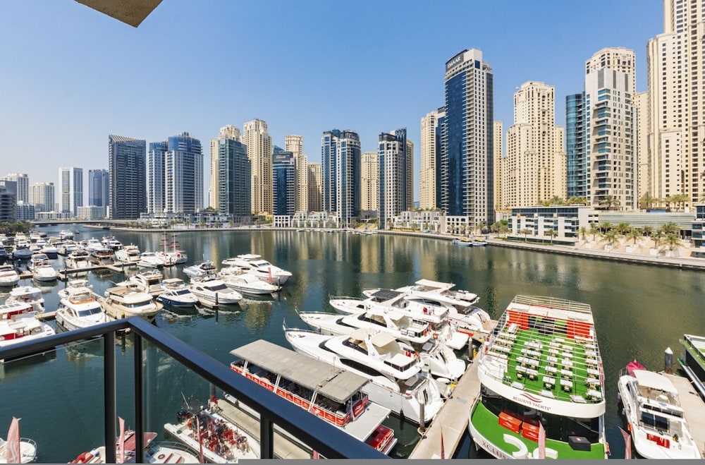 Luxurious Waterfront Stay at Al Majara Dubai Marina