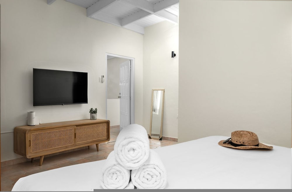 Newly Renovated Amazing Location Private Pool