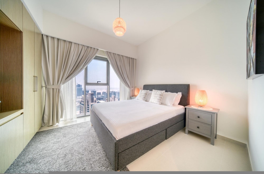 City Lights and Luxury Living Close to Dubai Mall
