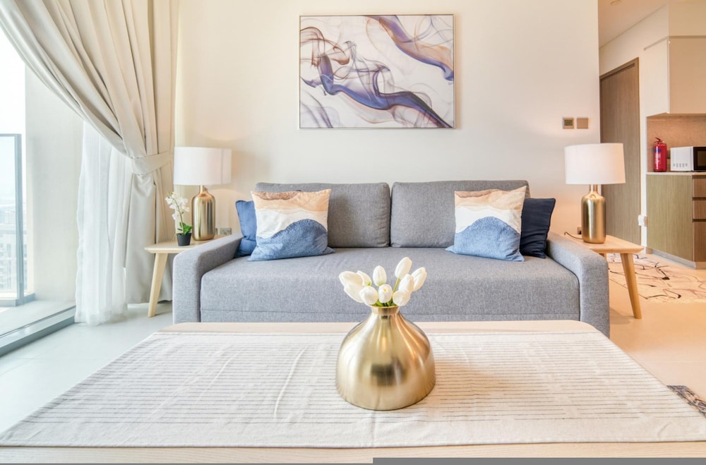 City Lights and Luxury Living Close to Dubai Mall
