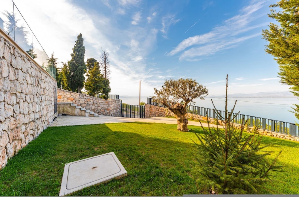Villa Serenity Luxury Lakeside Manor