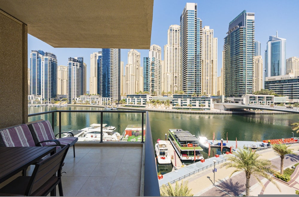 Luxurious Waterfront Stay at Al Majara Dubai Marina