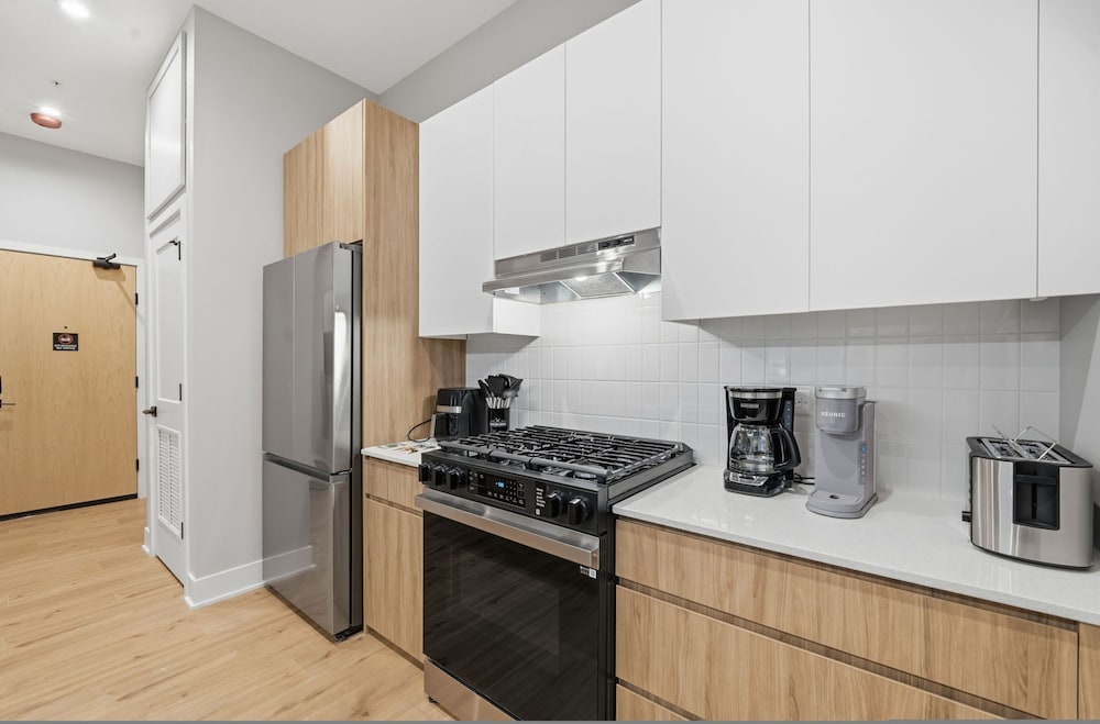 Chic 2BR Apartment in Edgewater Modern Comfort