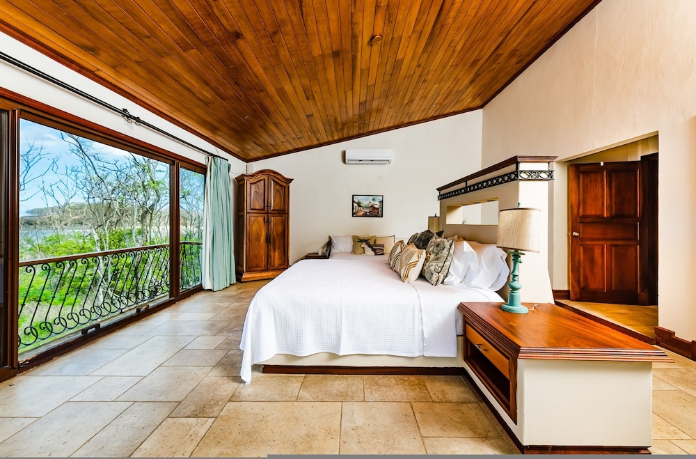 Luxury Beachfront 5 Bedroom Villa on Famous Beach