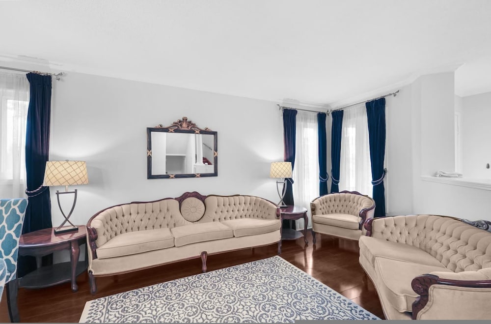 Newly Renovated 3BR in Whitby Family-friendly