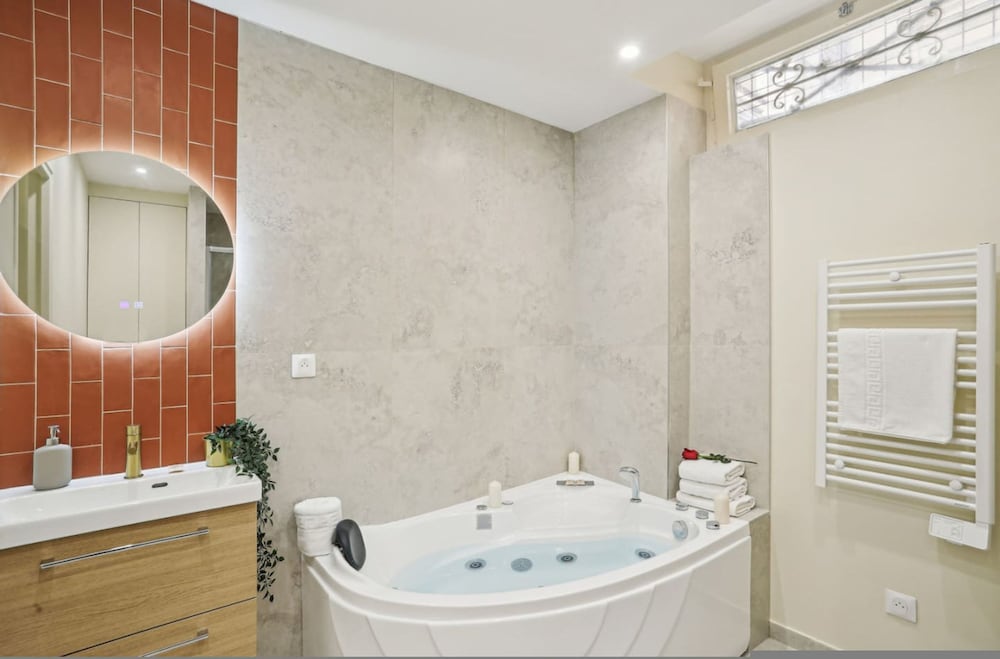 Ganneron in Paris With 1 Bedrooms and 1 Bathrooms