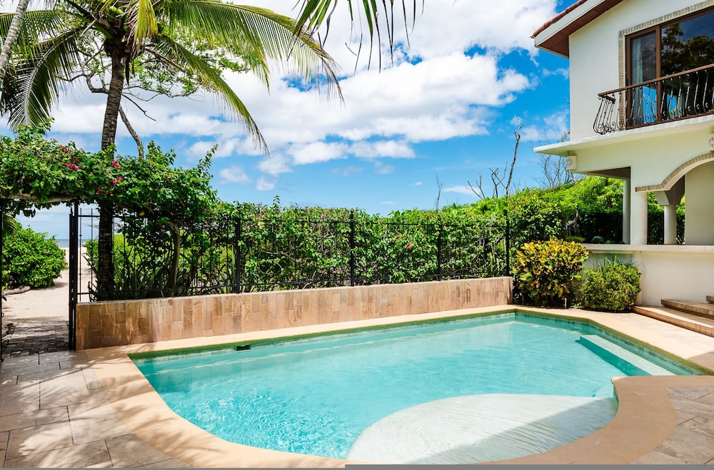 Luxury Beachfront 5 Bedroom Villa on Famous Beach