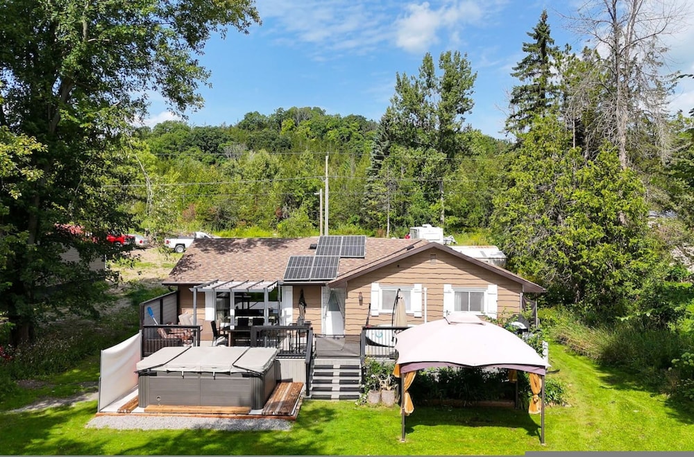 Waterfront Cottage w Swim Spa BBQ Close to Skiing