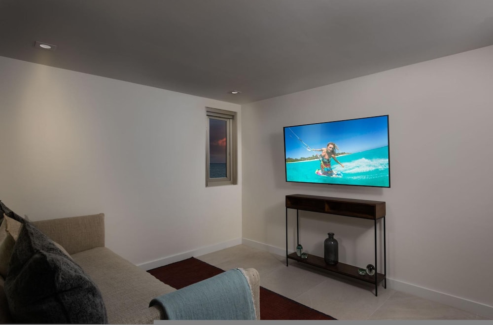 La Mer Villa West Luxury Oceanfront on Sapodilla Bay