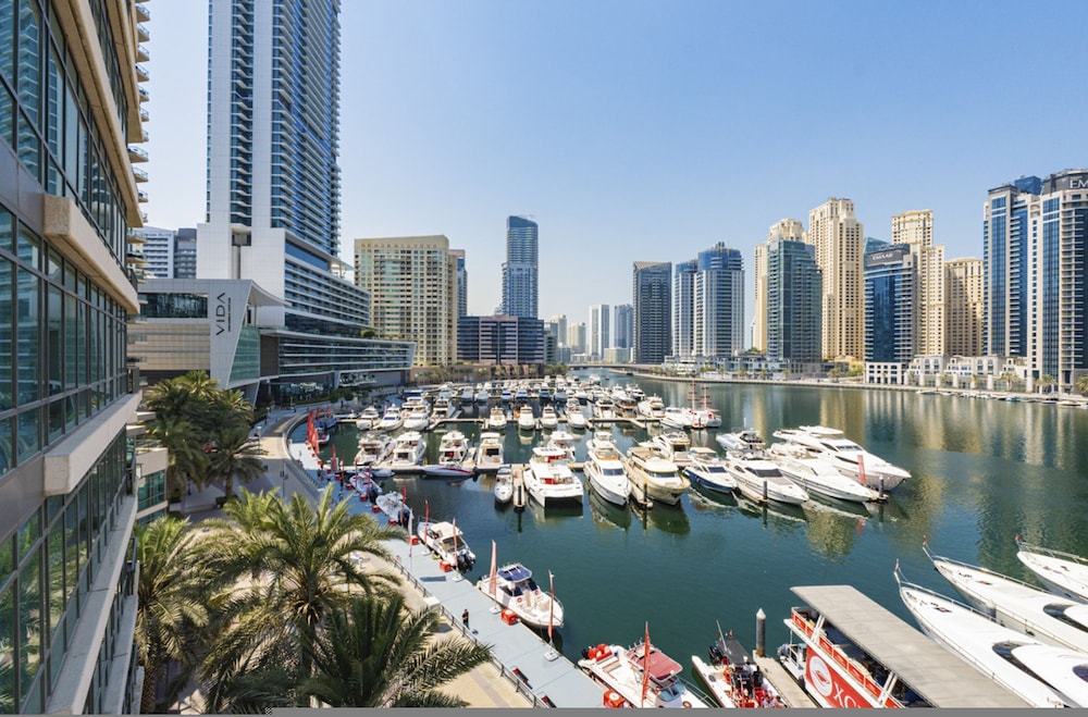 Luxurious Waterfront Stay at Al Majara Dubai Marina