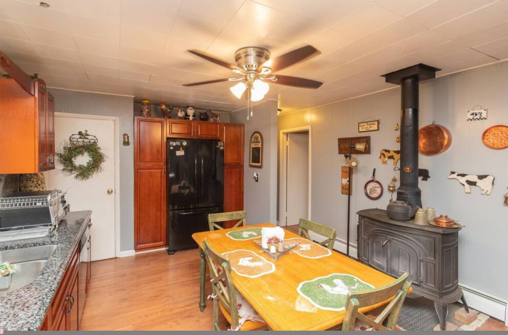 Amazing Hiking Cozy Home Close to Mountns Fireplace