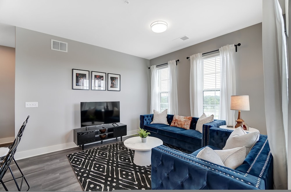 Opulent Corner 2BR Near OSU w Garage Parking