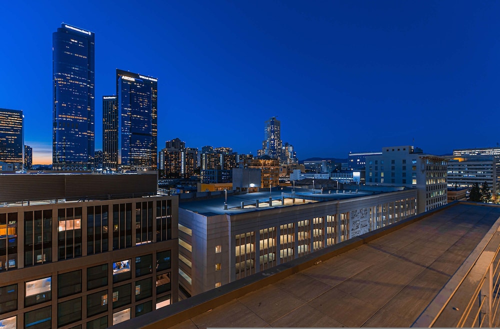 Stylish 2br/2ba At HWH by Oneluxstay
