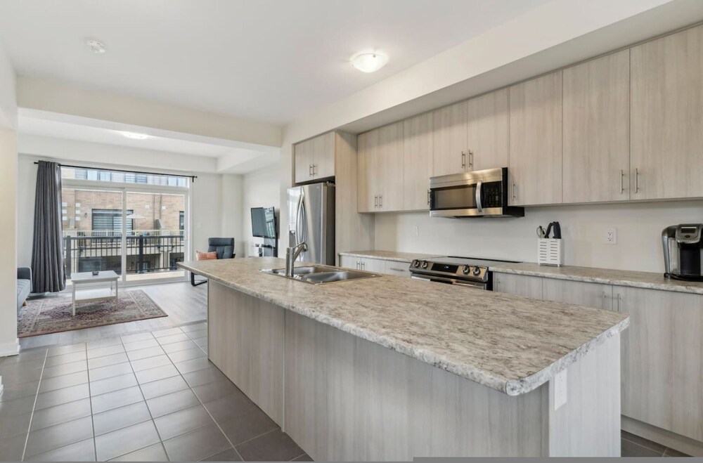 A Brand New 4BR Townhouse in Thorold Retreat