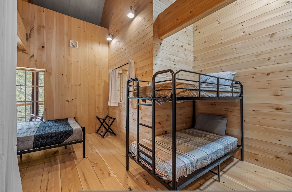 Ski Cabin w Hot Tub Gas Fireplace Near Cranmore
