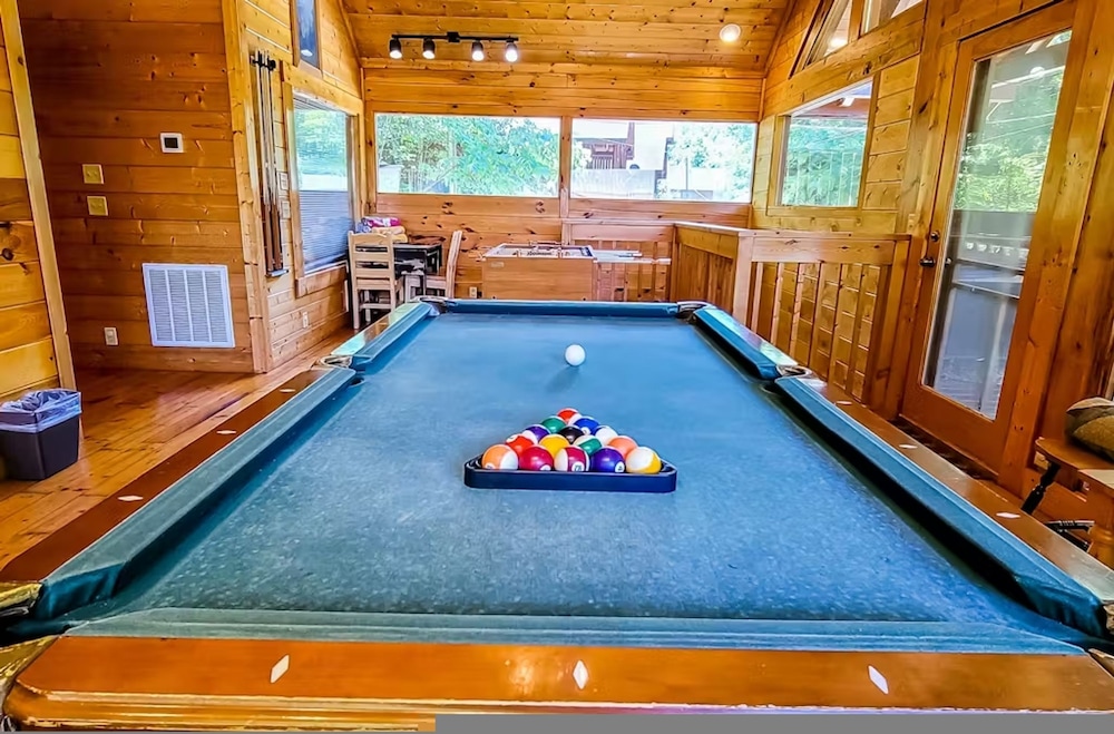 Cozy Cabin w Game Room hot tub Creek