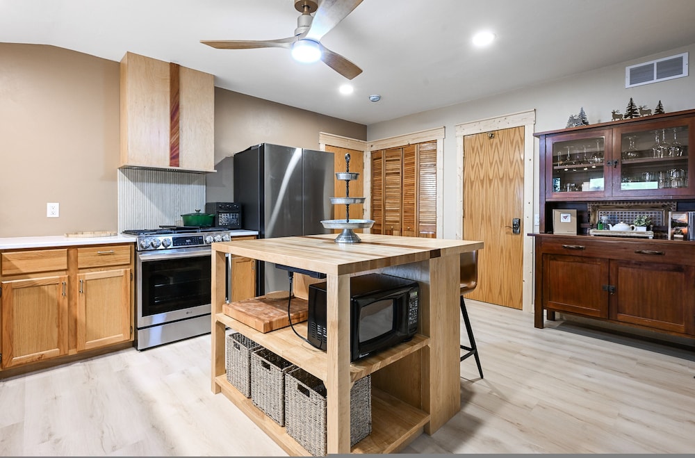 5 BR Family Hangout I Lake Views I Firepit