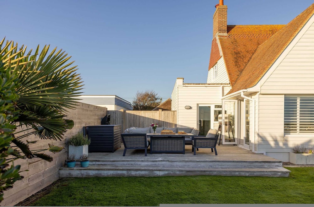 Luxury Beachfront Retreat for 14 With Hot Tub