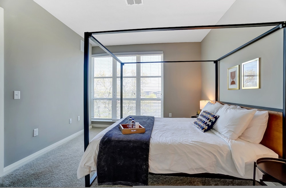 Downtown Designer 2BR Parking W D Gym Pool