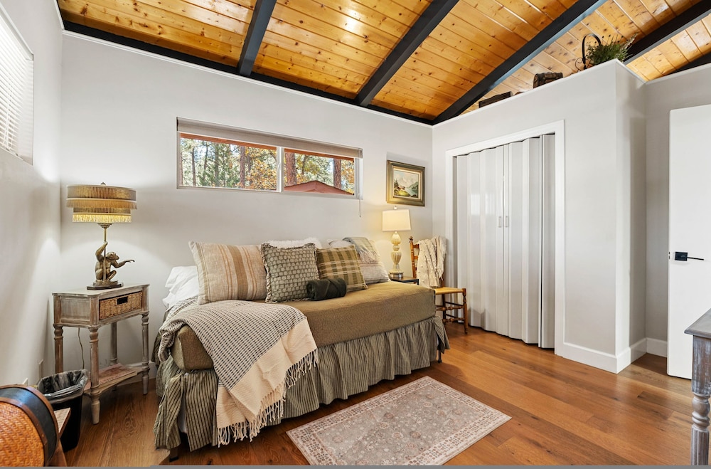 Ponderosa Hideaway 4-br Cabin Mtn View Trails Brbq