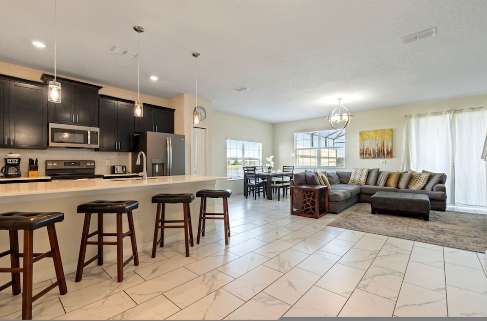 Amazing 5bdr House w Pool -4857