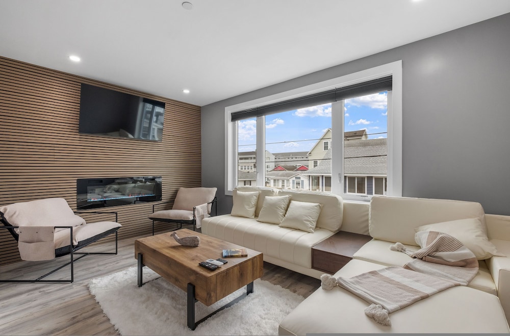 New Luxury 4 Bed Condo Perfect for Winter Rental