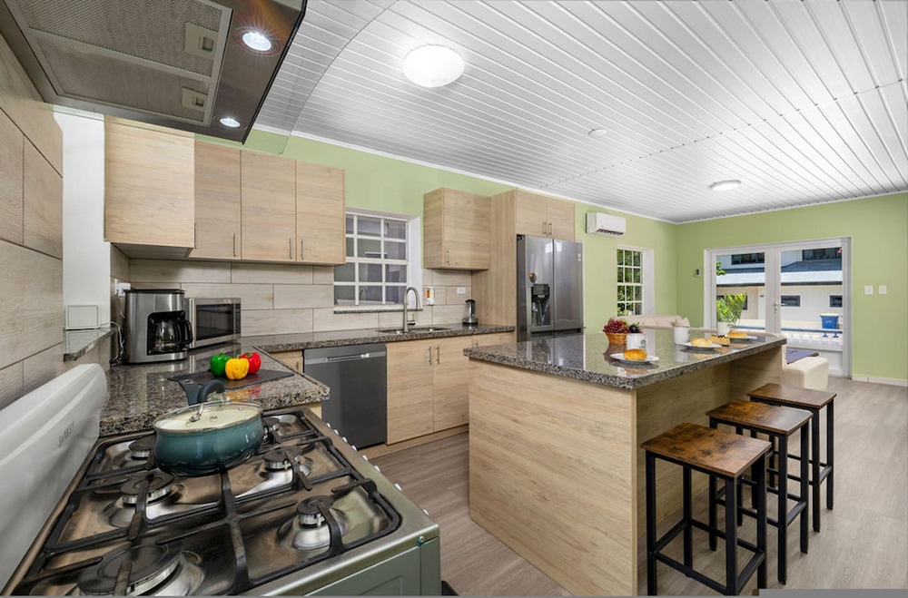 Renovated 4br2ba w Private Pool in Prime Location