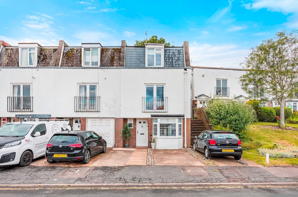 Sunset Townhouse With Free Parking view 3