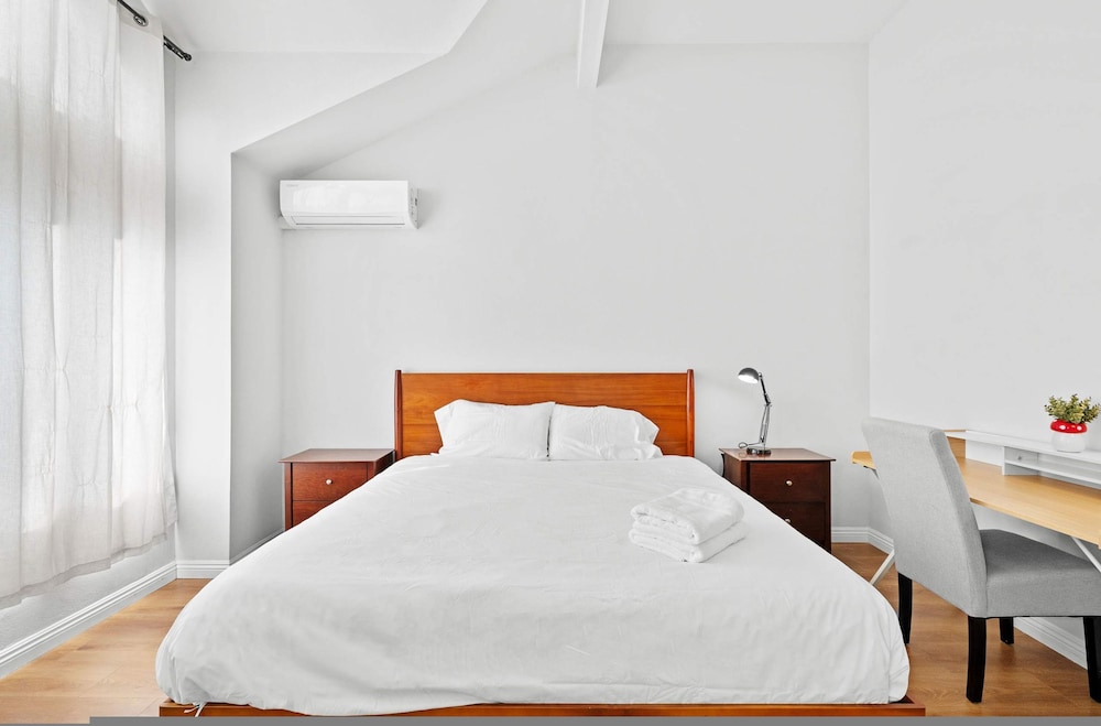 Spacious Retreat Near Iconic LA Sights