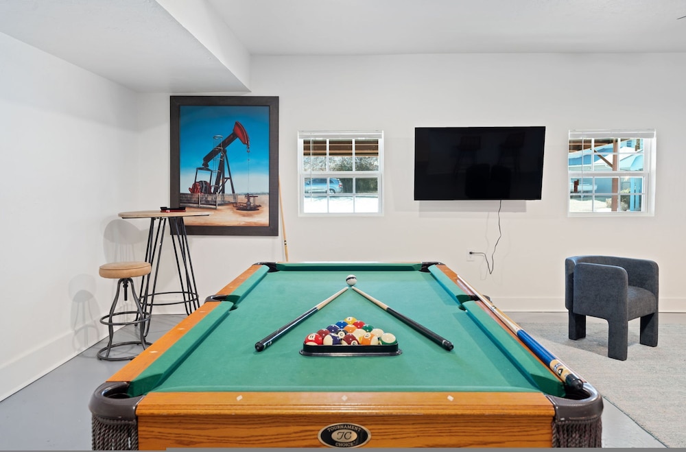 Spacious Lakefront View With Hot Tub and Pool NH