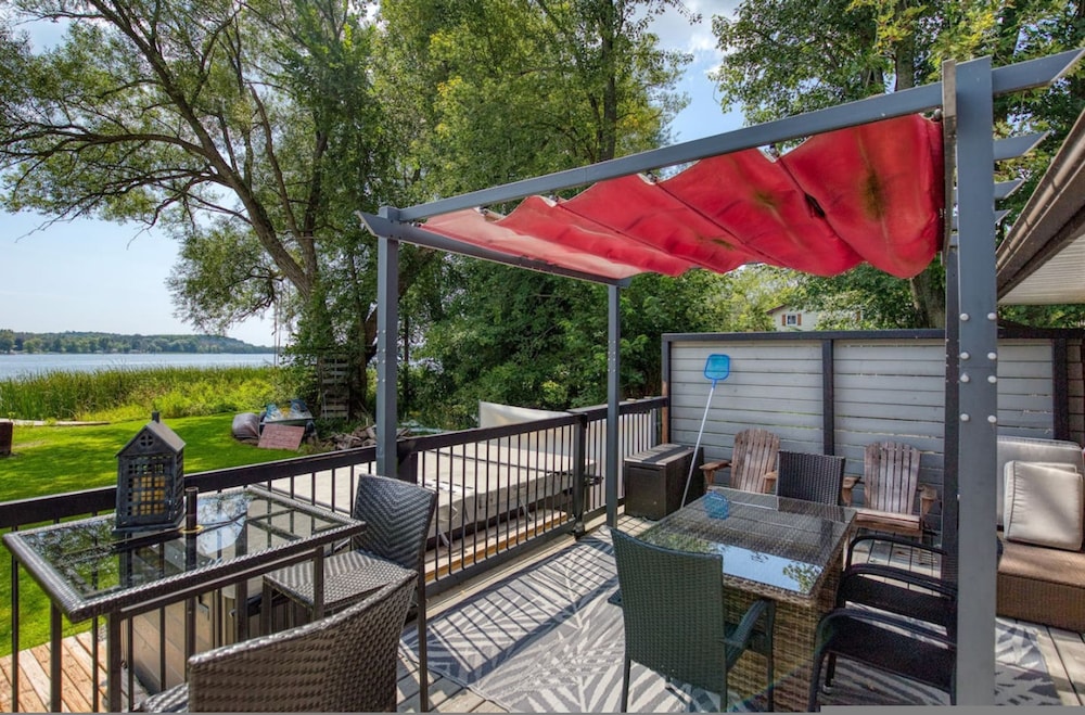 Waterfront Cottage w Swim Spa BBQ Close to Skiing