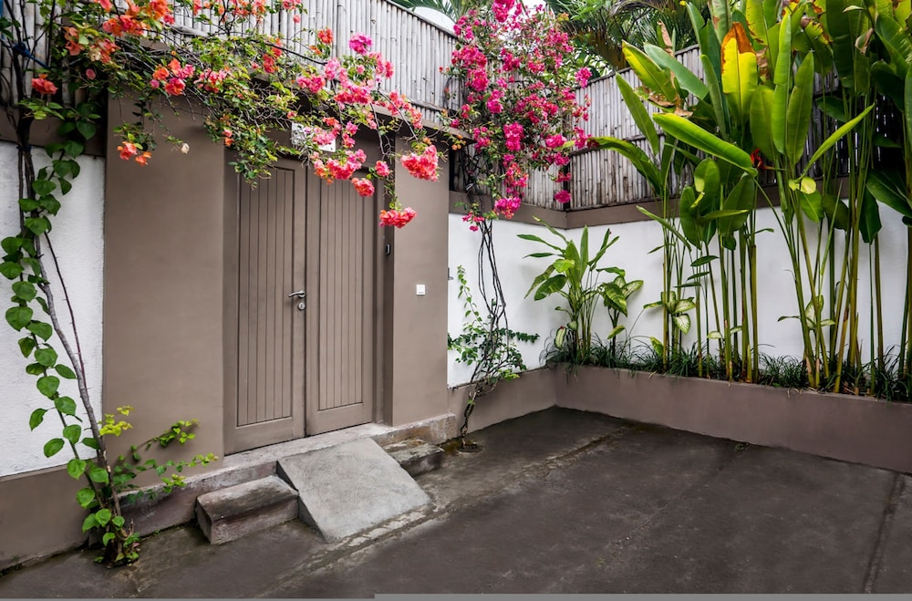 Villa Moju by Alfred in Bali - Tropical 3BR Escape w Private Pool Lush Garden in Bumbak Canggu
