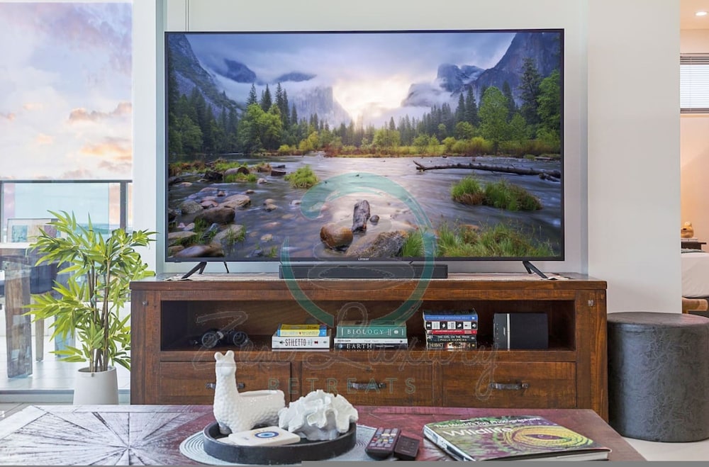 Coastal Magnificence Pool Workspace Parking - Image 4