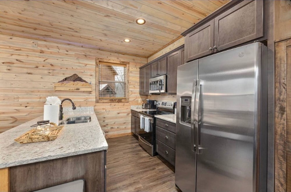 Lux Cabin Smoky Mtn View Dog Friendly Hot Tub